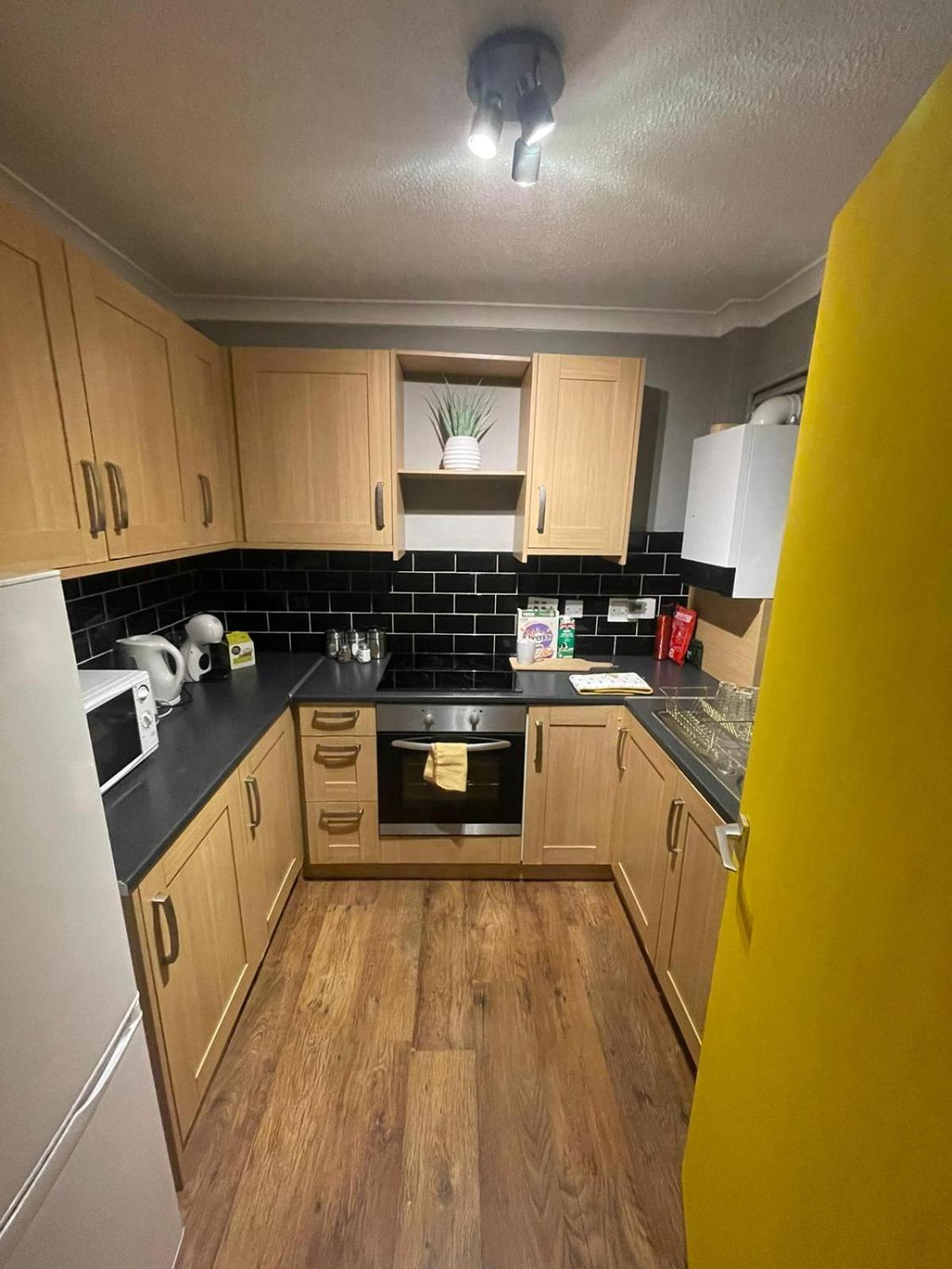 Lovely 2 Bed In Town Centre With Breakfast Included *
